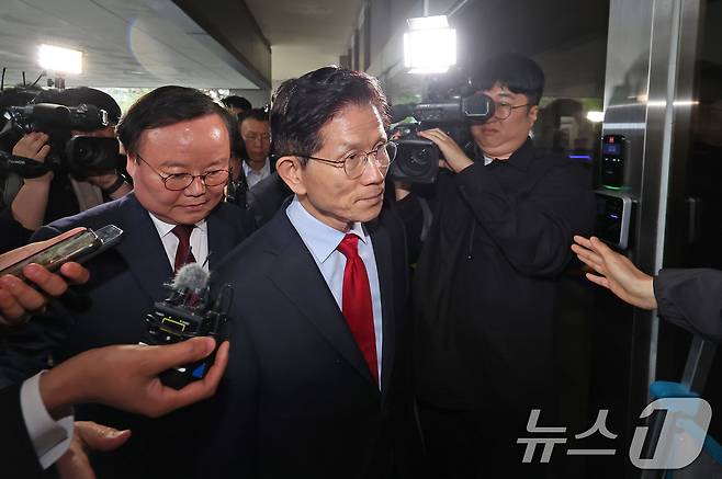 국민의힘으로부터 대통령선거 후보 자격이 취소된 김문수 후보가 10일 오후 서울 양천구 남부지방법원에서 열린 후보 선출취소 효력정지 가처분 심문기일에 출석하고 있다. 2025.5.10/뉴스1 ⓒ News1 장수영 기자