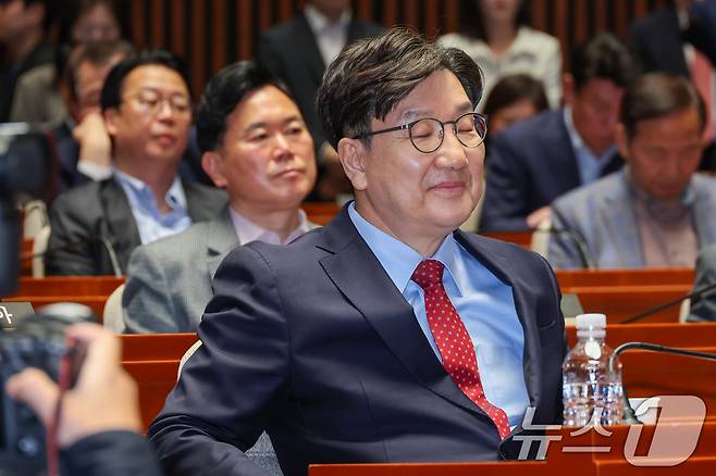 김문수 국민의힘 대통령 후보가 9일 서울 여의도 국회에서 열린 의원총회에서 지도부를 향해 "무소속을 당 후보 만들려 불법부당 수단 동원, 중단하라"며 입장을 밝히자 권성동 원내대표가 눈을 감고 있다. 2025.5.9/뉴스1 ⓒ News1 안은나 기자