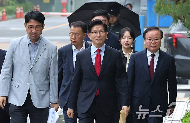 국민의힘으로부터 대통령선거 후보 자격이 취소된 김문수 후보가 10일 오후 서울 양천구 남부지방법원에서 열린 후보 선출취소 효력정지 가처분 심문기일에 출석하고 있다. 2025.5.10/뉴스1 ⓒ News1 장수영 기자