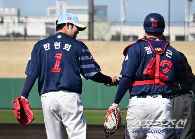28일 일본 미야자키 미야코노조 야구장에서 열린 롯데 자이언츠와 지바 롯데 마린스의 교류전. 롯데 한현희가 5회 역전을 허용한 뒤 아쉬워하고 있다. 미야자키(일본)=박재만 기자pjm@sportschosun.com/2025.02.28/