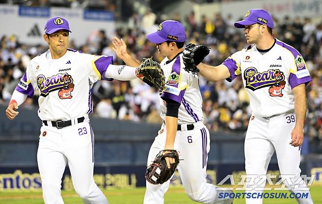 7일 잠실야구장에서 열린 LG와 두산의 경기, 7회초 투구를 무실점으로 마친 두산 잭로그가 호수비를 선보인 강승호와 하이파이브를 하고 있다. 잠실=허상욱 기자wook@sportschosun.com/2025.05.07/