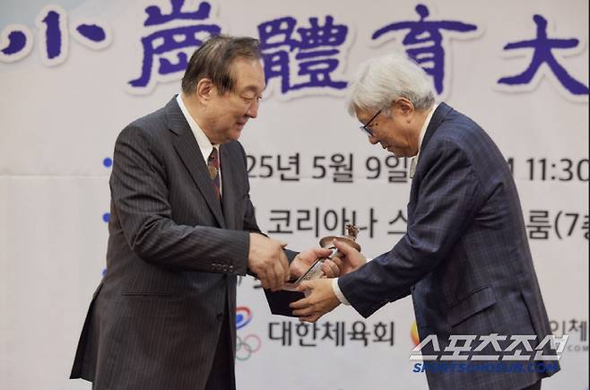 정대철 소강민관식육영재단 이사장으로 부터 대상트로피를 받고 있는 이인정 회장