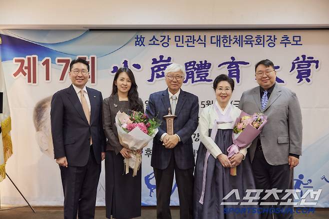 이인정 아시아산악연맹 회장이 소강체육대상 수상 후 부인 구혜정 여사, 이상현 대한사이클연맹 회장 등 가족들과 기념사진을 찍고  있다.