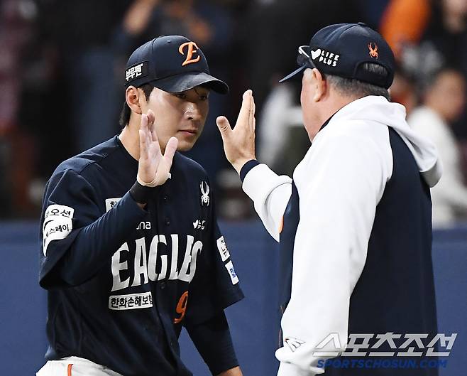 9일 서울 고척스카이돔에서 열린 한화-키움전. 한화가 7대5 역전승을 거두며 10연승을 질주했다. 이상혁이 김경문 감독과 하이파이브하고 있다. 고척=정재근 기자 cjg@sportschosun.com/2025.5.9/