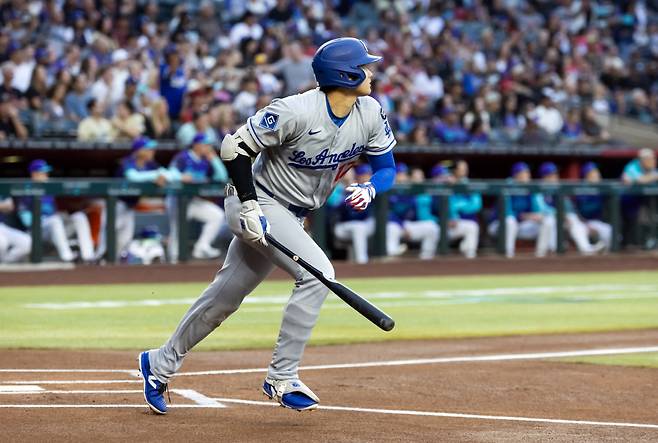 LA 다저스 오타니 쇼헤이가 10일(한국시각) 애리조나 다이아몬드백스전에서 1회말 중월 2루타를 터뜨린 뒤 1루로 내달리고 있다. Imagn Images연합뉴스