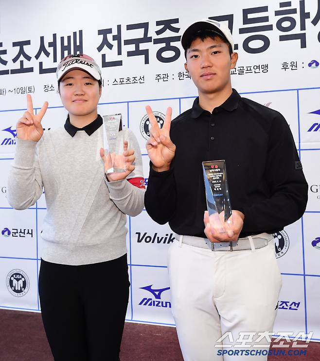 10일 전북 군산CC에서 제36회 스포츠조선배 전국중.고등학생골프대회가 열렸다. 고등부 남녀 우승을 차지한 송지민, 정지원. 군안=송정헌 기자songs@sportschosun.com/2025.05.10/