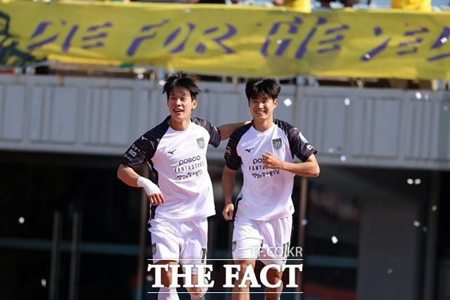 개막 후 10경기에서 5승 4무 1패의 성적을 거두고 홈팬들 앞에 서는 전남 선수들./K리그