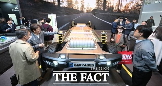 '인터배터리 2025'가 지난 3월 5일 오전 서울 강남구 코엑스에서 개막한 가운데 관람객들이 전시 제품을 살펴보고 있다. /박헌우 기자