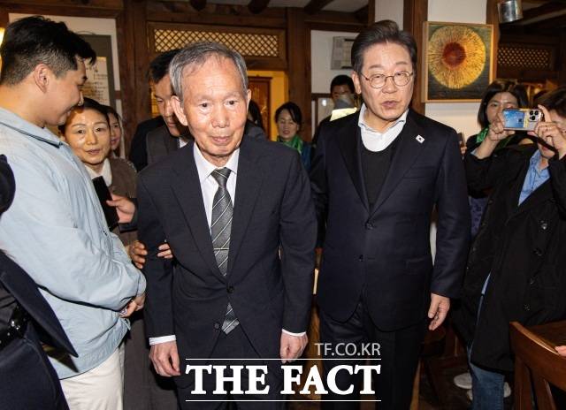 이재명 더불어민주당 대선 후보가 10일 문형배 전 헌법재판관의 은사로도 알려진 김장하 선생을 만났다. /뉴시스