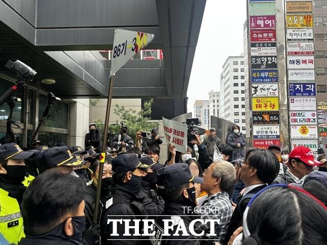 자유대한호국단 등은 이날 오후 1시께 국민의힘 당사 앞에서 '단일화 망쳐버린 쌍권사퇴 촉구집회'를 진행했다. 집회 참가자와 경찰 간 한때 몸싸움이 벌어졌다. /여의도=이하린 기자