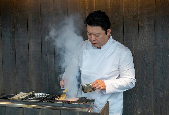 Chef Jang Ho-joon grills crab at Negi Live. /Cho In-won