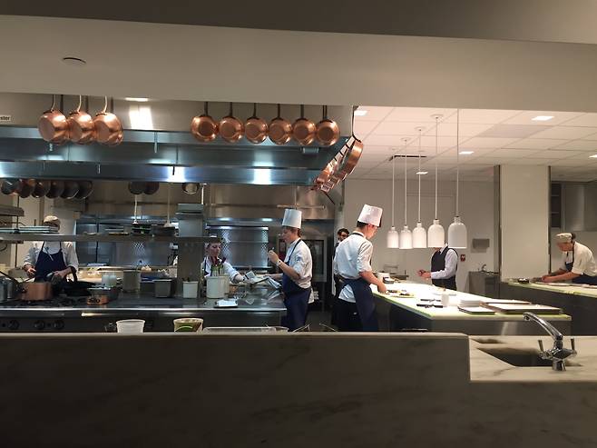 뉴욕현대미술관(MOMA) 내부 레스토랑 ‘모던(The Modern)’의 주방./박진배