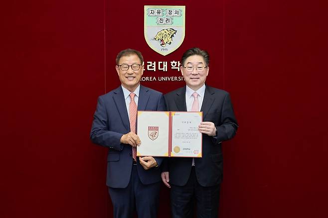 박중근(왼쪽) 네오텍스 대표이사와 고려대 김동원(오른쪽) 총장이 지난 8일 오전 고려대 본관 총장실에서 기부증서를 들고 기념촬영을 하고 있다./고려대 제공