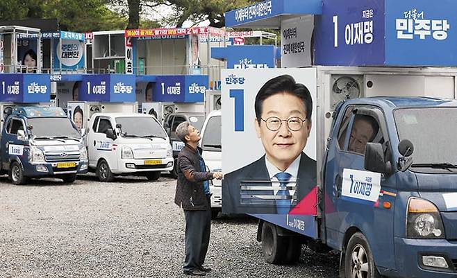 12일부터 선거운동… 李 유세 차량은 준비 완료 - 대통령 선거 공식 선거운동 시작일을 사흘 앞둔 9일, 충남 금산에서 차량 광고 업체 직원이 더불어민주당 이재명 대선 후보의 유세 차량을 제작하고 있다. 대선 후보 등록은 11일 마감되고 공식 선거운동은 12일부터 시작된다. /뉴스1