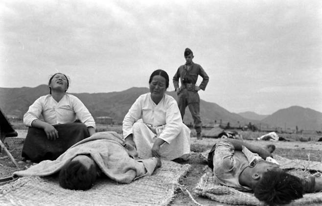 미군이 지켜보는 가운데 자식의 시신 앞에서 오열하는 어머니들 /지영사