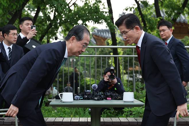 김문수 국민의힘 대선 후보와 한덕수 무소속 대선 후보가 8일 오후 서울 여의도 국회 강변서재에서 후보 단일화 관련 1:1 공개 회동을 마친 후 인사하고 있다./뉴시스