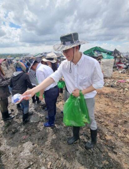 서울대 ESG사회혁신센터 소장인 김경민 교수가 캄보디아 당까오에서 지원활동을 벌이는 모습. /김경민 교수 제공