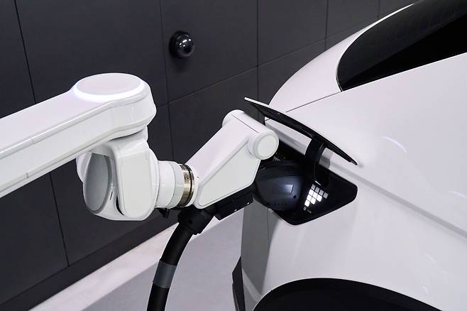 전기차 자동 충전 로봇이 아이오닉 5를 자동 충전하고 있는 모습. /현대차 제공