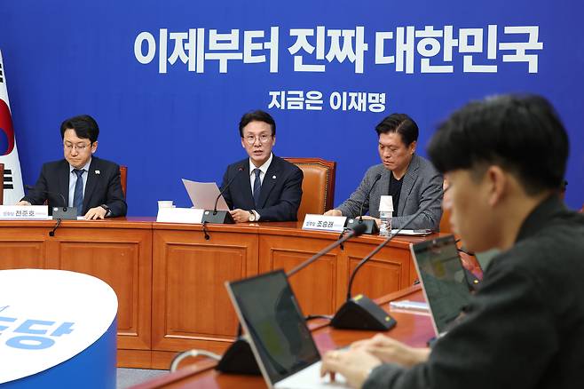 김민석 더불어민주당 상임공동 선거대책위원장이 4일 오전 서울 여의도 국회에서 기자간담회를 하고 있다. /뉴스1