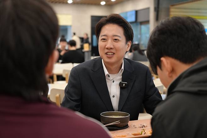 이 후보가 지난 9일 서울 종로구 성균관대를 찾아 주요 지지층인 20대 남성들과 식사하고 있다. /이준석 캠프 제공