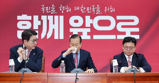 권영세 국민의힘 비상대책위원장(가운데)이 10일 서울 여의도 국회에서 김문수 대통령 후보 자격 취소·한덕수 예비후보 입당 및 대선후보 등록 과정에 대해 기자회견을 하던 중 물을 마시고 있다. /뉴스1