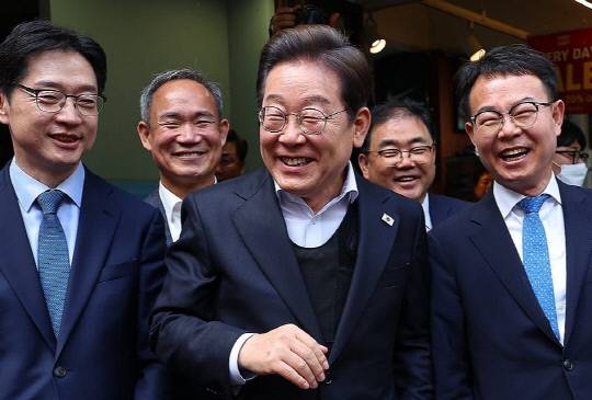 영남 신라벨트 골목골목 경청투어에 나선 더불어민주당 이재명 대선 후보가 10일 경남 진주시 대안동 차없는 거리를 찾아 연설을 하고 있다. 연합뉴스