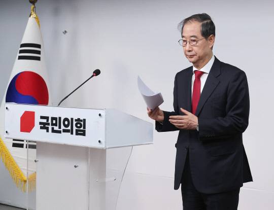 한덕수 대선 예비후보가 10일 서울 여의도 국민의힘 중앙당사에서 긴급 기자회견을 마친 뒤 이동하고 있다. 연합뉴슷