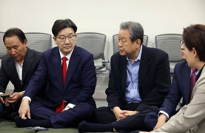 김무성 국민의힘 상임고문이 8일 서울 여의도 당사에서 대선 후보 단일화를 촉구하며 단식농성 중 방문한 권성동 원내대표와 대화하고 있다. ⓒ뉴시스