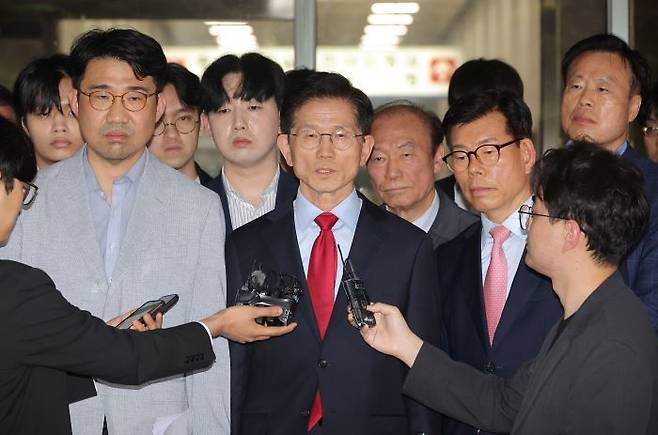 국민의힘 김문수 대선 후보가 10일 서울 양천구 서울남부지방법원에서 열린 당의 후보 선출 취소 가처분신청 사건 심문 기일에 출석한 뒤 법정을 나서며 발언하고 있다. ⓒ연합뉴스