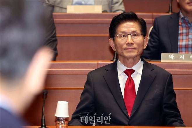 김문수 국민의힘 대선 후보가 9일 국회에서 열린 국민의힘 의원총회에 참석해 자리에 앉아 있다. ⓒ데일리안 홍금표 기자