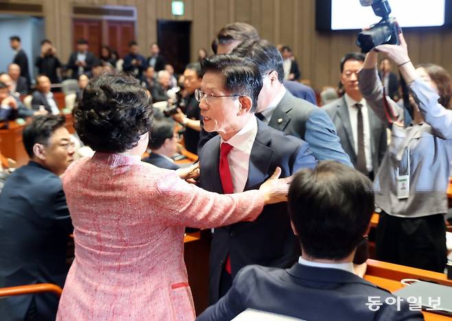 김문수 국민의힘 대통령 후보가 9일 서울 여의도 국회에서 열린 의원총회에서 “무소속을 당 후보 만들려 불법부당 수단 동원, 중단하라”며 입장을 밝힌 뒤 의총장을 떠나자 의원들이 김 후보의 퇴장을 말리고 있다. 장승윤 기자 tomato99@donga.com