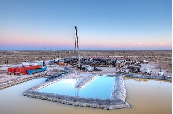 미국 기업 다이아몬드백에너지가 텍사스 퍼미안 분지에서 운영하는 셰일오일 유전의 모습. 다이아몬드백에너지 홈페이지