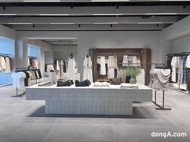 9일 새 단장한 자라  명동 눈스퀘어 플래그십스토어. 황소영 기자 fangso@donga.com