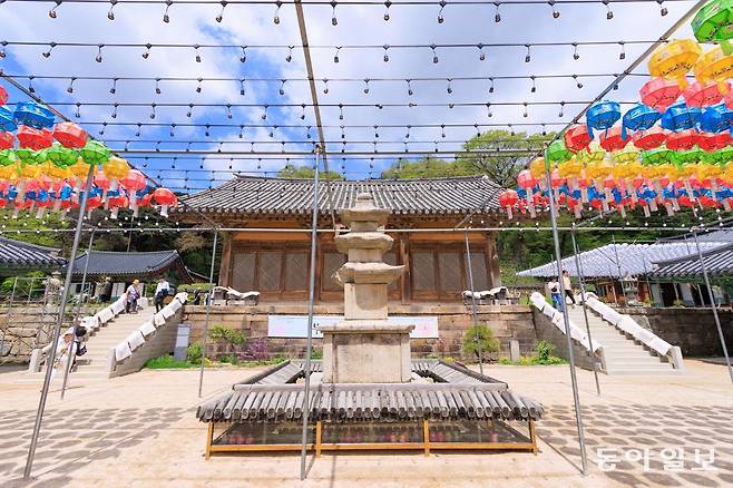 고암 이응노 화백이 남긴 수덕여관의 문자추상 암각화.