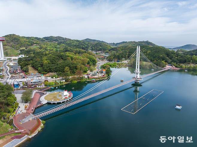 국내 최대의 저수지 예당호의 출렁다리. 황새의 날개를 펼친 듯한 모습이다.