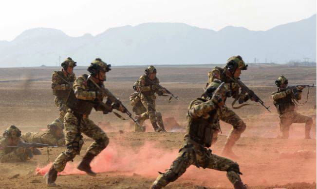 지난달 5일 북한 특수부대 군인들이 김정은 앞에서 공격훈련을 진행하는 모습. 뉴스1