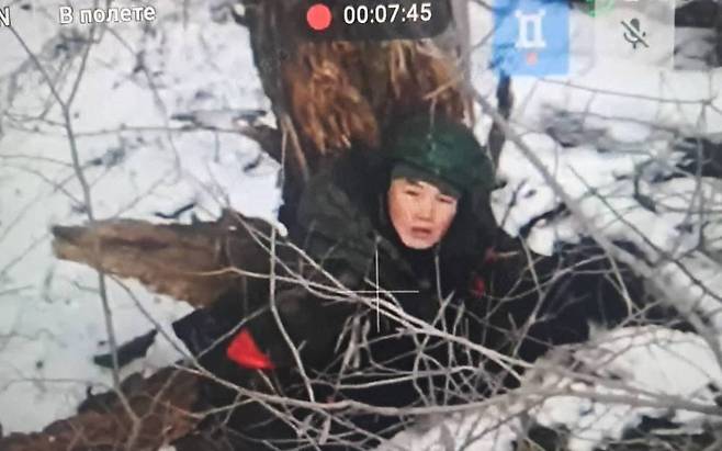 우크라이나 드론에 발각된 북한군 병사의 모습. 수 초 뒤 이 병사는 드론 공격으로 사망했다. 텔레그램.