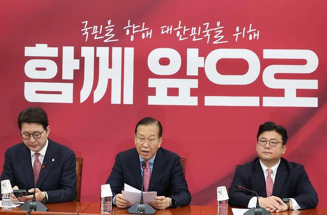 국민의힘 권영세 비상대책위원장(가운데)이 10일 오전 서울 여의도 국회에서 열린 후보 재선출 관련 기자회견에서 발언을 하고 있다. 왼쪽부터 신동욱 수석대변인, 권 비대위원장, 강명구 의원. 뉴시스