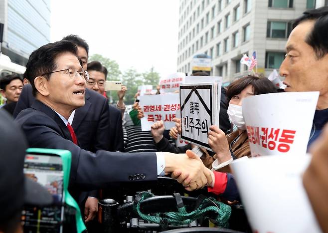 국민의힘 김문수 대선 후보(왼쪽)가 10일 오전 서울 여의도 국민의힘 중앙당사 대통령후보실에서 캠프 관계자들과 대책회의를 마치고 나와 지지자들과  인사를 하고 있다. 김문수 후보 캠프 제공