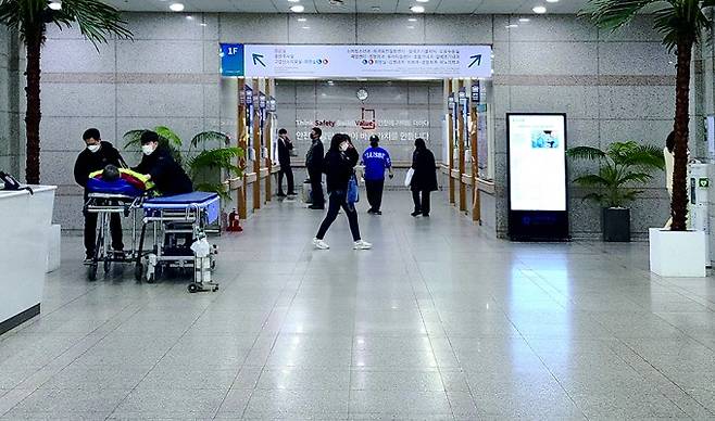 2025년 3월 24일 오전 10시께 방문한 인천 인하대병원 로비. 통상 환자가 많아야 할 월요일임에도 불구하고 내원객들이 적어 한산한 모습을 보였다. 연합뉴스 제공