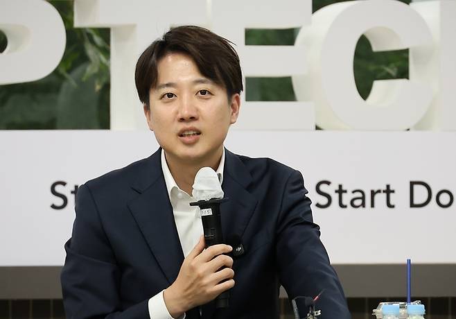 개혁신당 이준석 대선후보가 지난 7일 오후 대전 유성구 한국과학기술원(KAIST)에서 재학생들과 '2030 현장 청취' 간담회를 진행하고 있다.