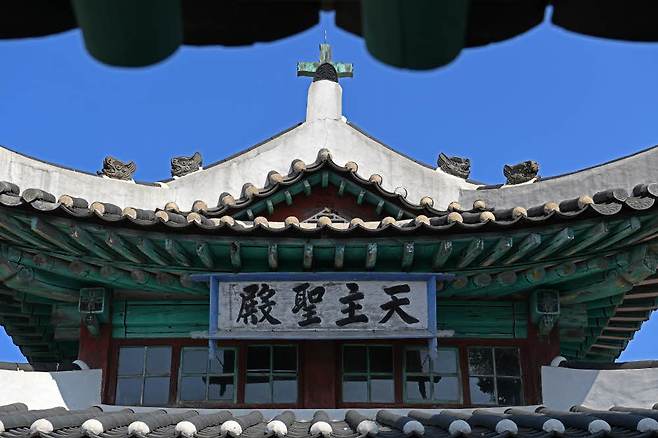 한옥과 서양 건축구조가 만나 탄생한 성당