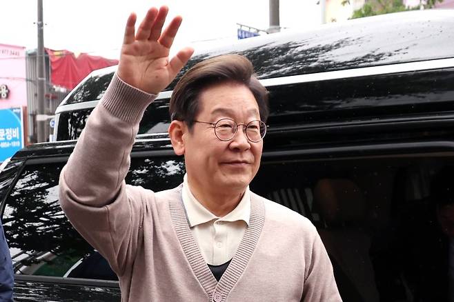 [칠곡=뉴시스] 조성우 기자 = 민심을 청취하는 '경청 투어'에 나선 이재명 더불어민주당 대선후보가 9일 경북 칠곡군 석적읍 인근에서 주민들에게 인사하고 있다. 2025.05.09. xconfind@newsis.com /사진=뉴시스