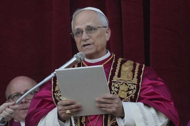 8일(현지 시간) 제267대 교황으로 선출된 미국의 로버트 프랜시스 프레보스트(69) 추기경이 선출 직후 바티칸 성베드로 대성당 중앙 '강복의 발코니'에서 연설하고 있다. 새 교황의 즉위명은 '레오 14세'로 '레오로 라틴어로 '사자'를 뜻한다. AP 뉴시스