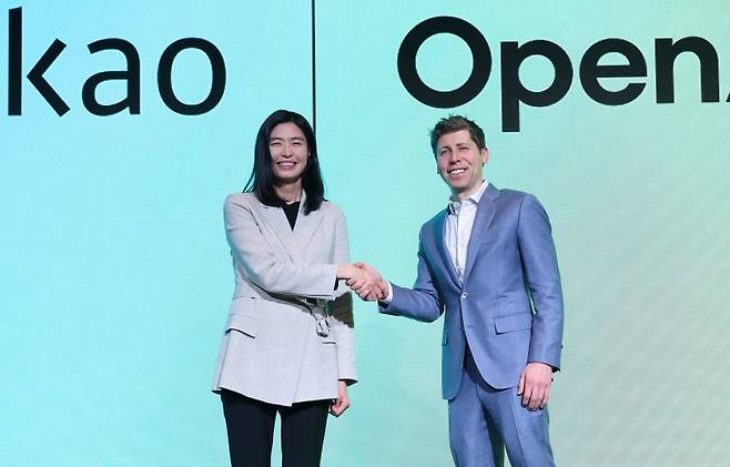 정신아 카카오 대표와 챗GPT 개발사 오픈AI의 샘 올트먼 최고경영자(CEO)가 4일 서울 중구 플라자호텔에서 열린 전략적 제휴 체결 공동 기자간담회에서 악수를 나누고 있다. 카카오는 국내 기업으로는 처음으로 오픈AI와 전략적 제휴를 맺고 인공지능(AI) 서비스 고도화를 위한 기술 협력은 물론 공동 상품 개발 등을 추진할 계획이다. 2025.2.4/뉴스1 ⓒ News1 오대일 기자 /사진=뉴스1