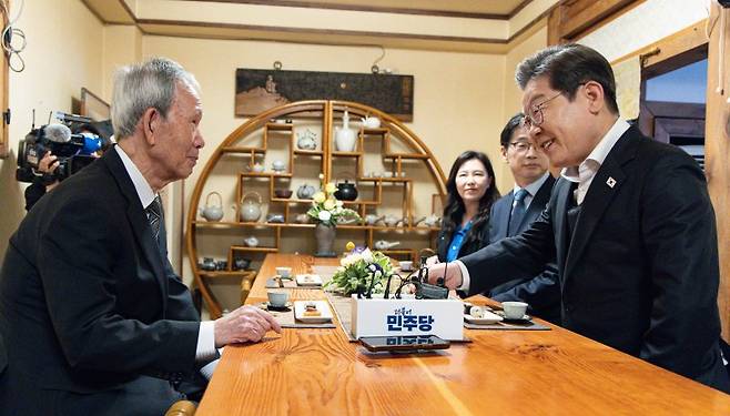 영남 신라벨트 골목골목 경청투어에 나선 이재명 더불어민주당 대선 후보가 10일 경남 진주시의 한 찻집에서 진주 지역 독지가 김장하 선생과 차담을 갖고 있다. 김 선생은 진주에서 약 60년 동안 한약방을 운영하며 남몰래 학생들에게 장학금을 주고 지역사회의 문화·예술, 여성, 역사, 언론 등 다양한 영역을 지원하며 평생 기부와 선행을 이어왔다. 연합뉴스