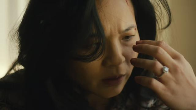발레리는 조금씩 공포 속으로 빠져든다. 하지만 주변 사람들은 발레리가 심한 강박증 때문에 벌어지는 일이라 여긴다. 월트디즈니컴퍼니 제공