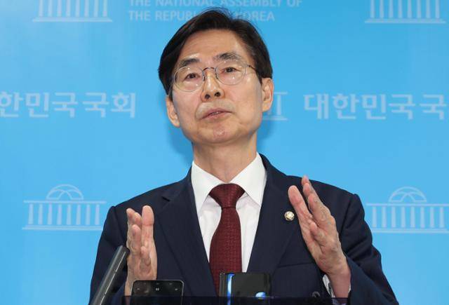 조경태 국민의힘 의원이 10일 오후 서울 여의도 국회 소통관에서 '국민의힘 대선후보 불법교체 즉각 철회 촉구' 기자회견을 마치고 취재진의 질문에 답변하고 있다. 뉴시스