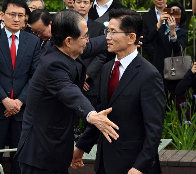 김문수 국민의힘 대선 후보와 한덕수 무소속 대선 예비후보가 8일 오후 서울 여의도 국회 강변서재에서 후보 단일화 관련 회동을 마친 뒤 포옹하고 있다. 고영권 기자