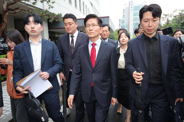 김문수 국민의힘 대선 후보가 10일 서울 양천구 서울남부지방법원에서 열린 당의 후보 선출 취소 가처분신청 사건 심문 기일에 출석한 뒤 법정을 나서고 있다. 연합뉴스